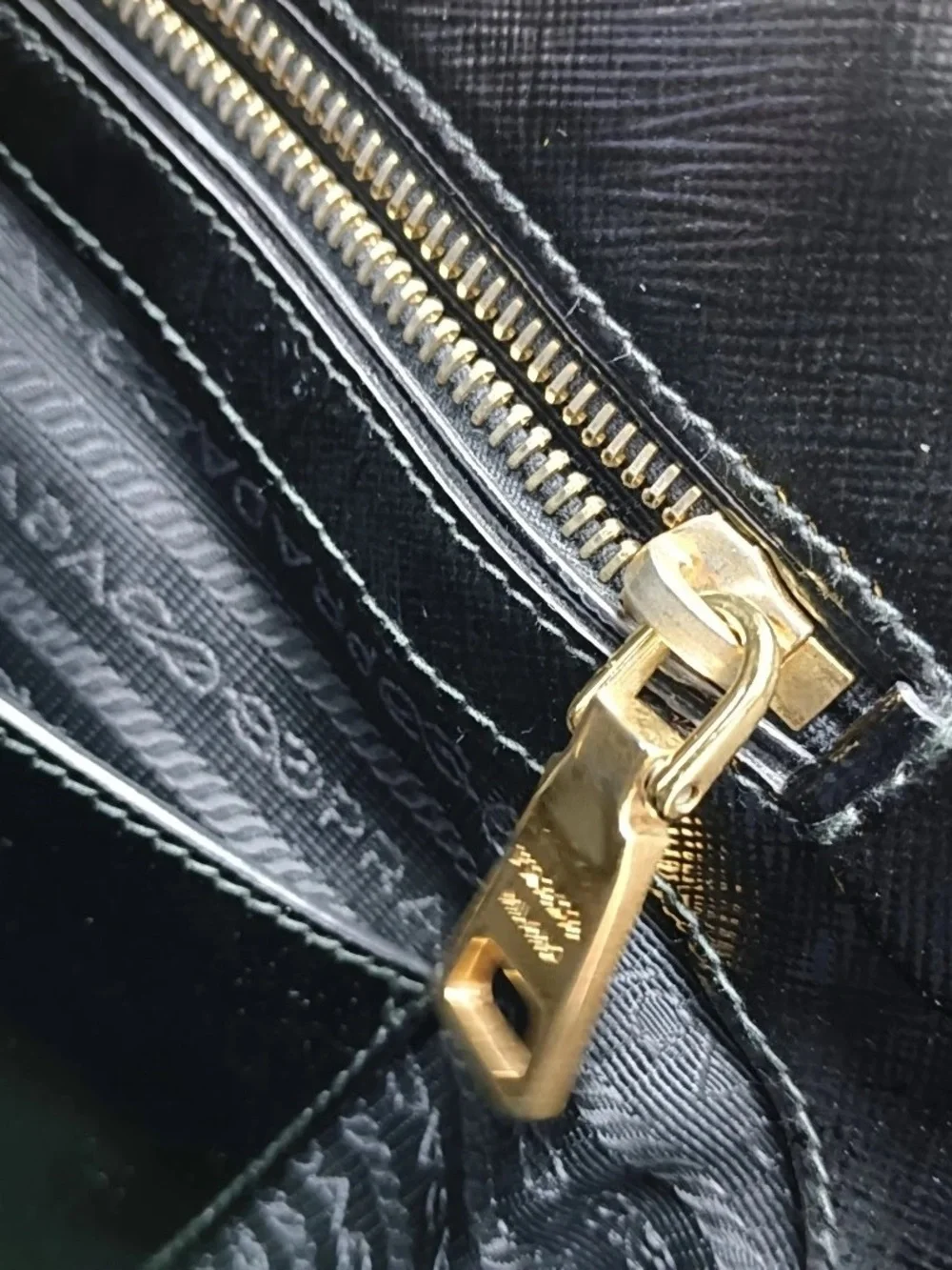 ♥️Prada Saffiano Large Black Saffiano Satchel with Gold-Tone Hardware ♥️